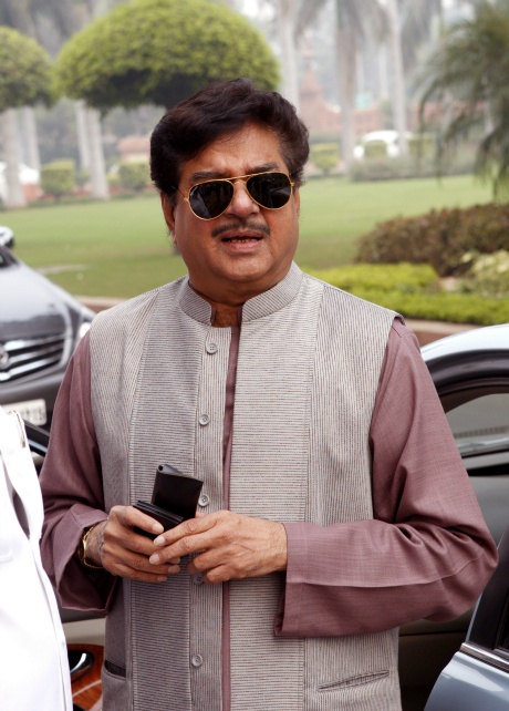 Shatrughan Sinha discharged from hospital - Indiatimes.com