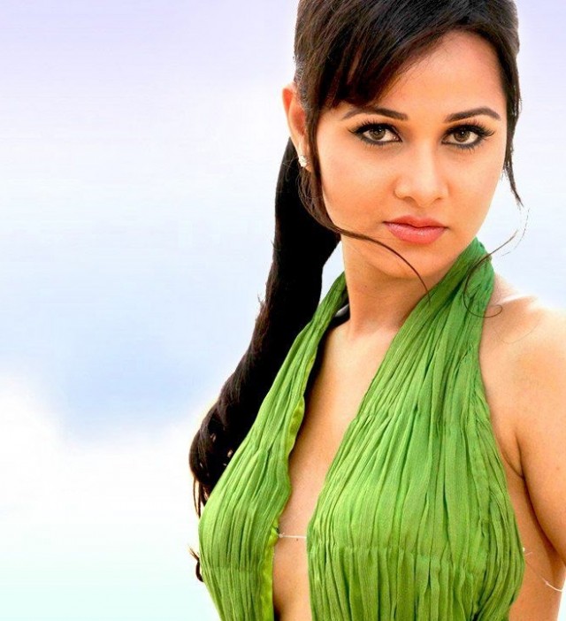 Nisha Kothari 