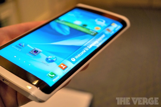 samsung-set-to-launch-curved-screen-phone-indiatimes