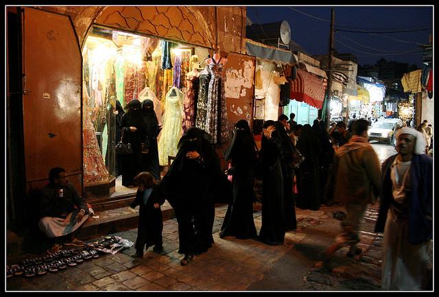 women in yemen shopping