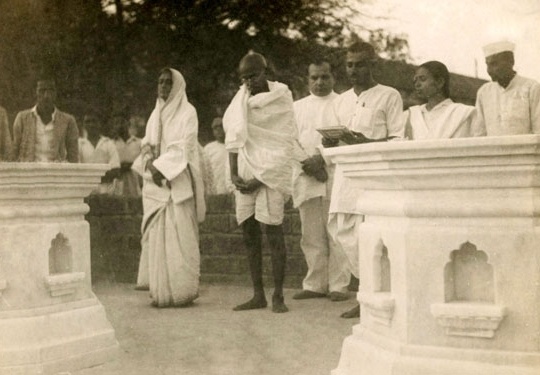 Gandhi Gandhi