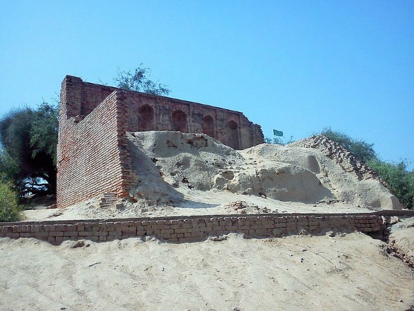 ruins_of_mosque_at_harappa_archaeology-b