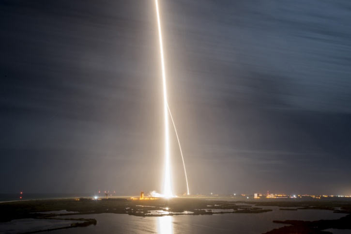 These Glorious Images From SpaceX Rocket Returning To Earth Will Leave ...