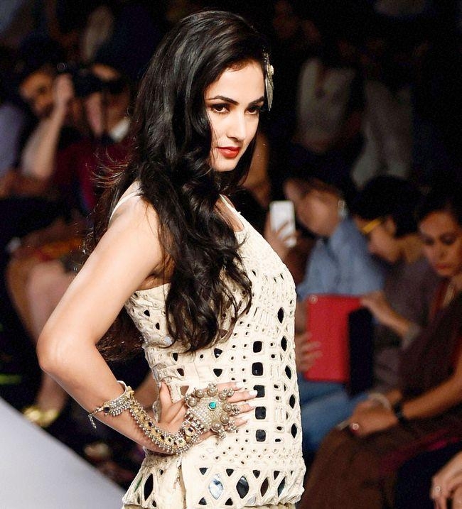 Lakme Fashion Week 2014 Gorgeous Sonal Chauhan Walks The Ramp