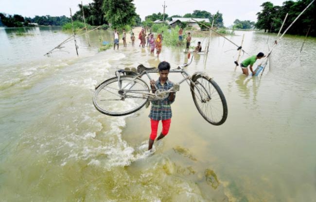 Floods Strike North India, Locals Brave Calamity - Indiatimes.com