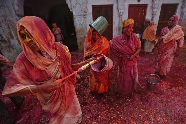 India Celebrates Holi: COLOURFUL PICS - Indiatimes.com