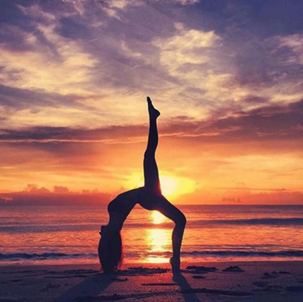 33 Pictures Of People Doing Yoga In The Most Unlikely Places That Will ...