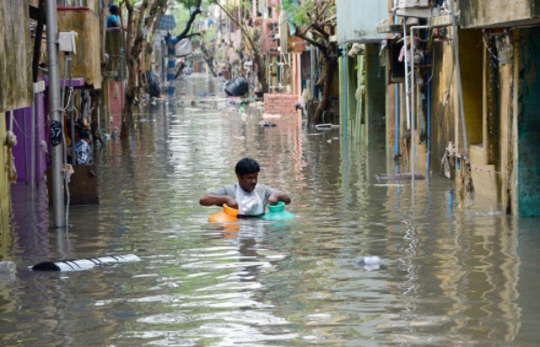 Heartbreaking Images Of Undying Spirit In The Worst Floods Chennai Saw ...