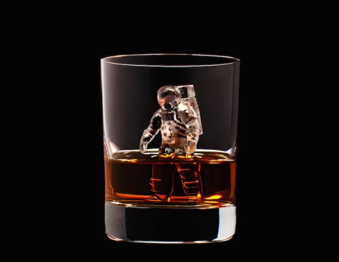 20 Beautifully Carved Ice Cubes That'll Add An Edge To Your Peg Of