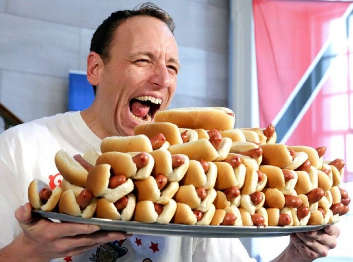 man gobbles 72 hotdogs in 10 minutes & wins contest, twitter