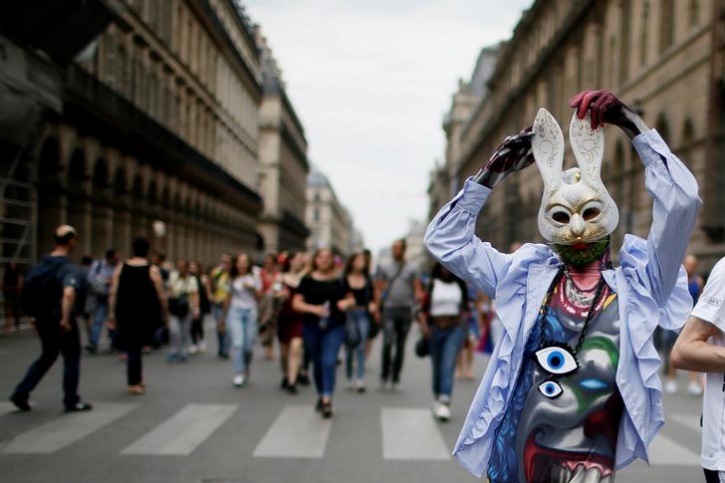 20 Pictures Of Annual Gay Pride Parades Across The World Share Message