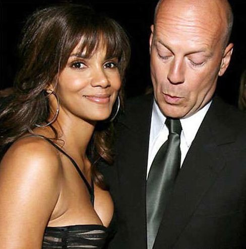 1433847811-bruce-willis-staring-at-halle-berry.jpg