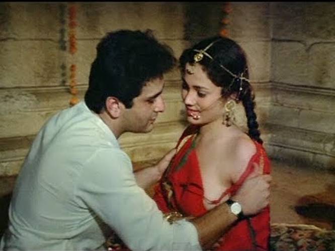 Rajeev Kapoor And Mandakini Hot On Bed Ram Teri Ganga