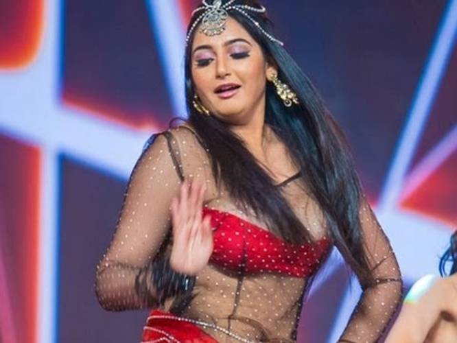 Actress Ragini Dwivedi Faces Wardrobe Malfunction In Siima Award