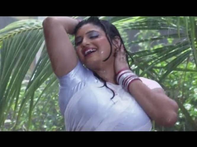 Barsaat Mein Hot Song In Rain Hathiyaar Bhojpuri Movie  picture
