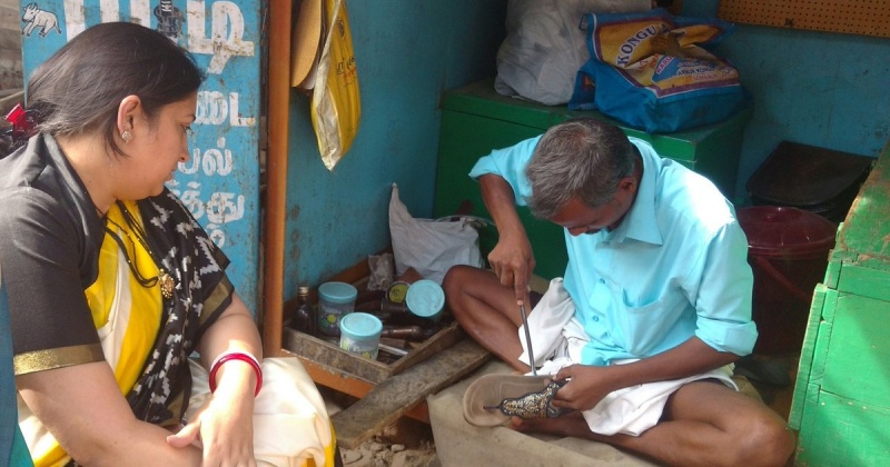 Smriti Irani Pays Rs 100 To Cobbler For Repairing Her Slippers Photos Go Viral