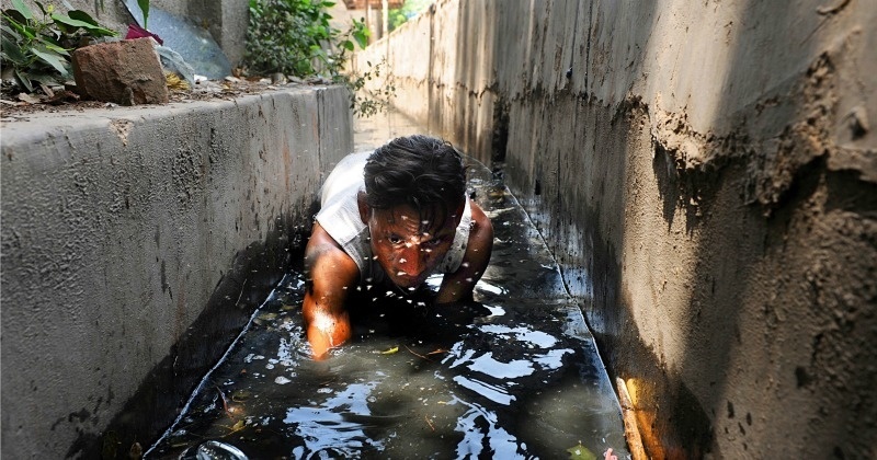 Self cleaning septic tank