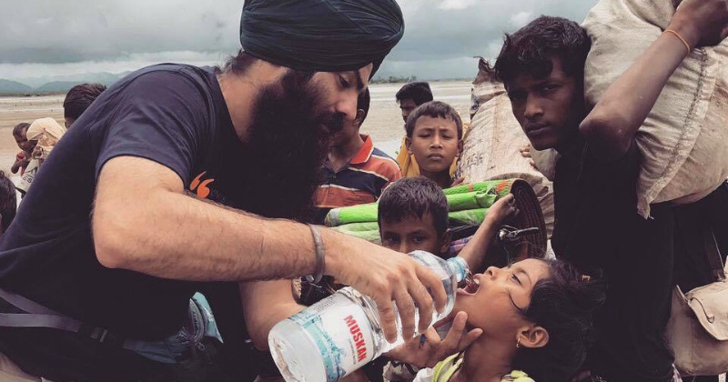 While The Entire World Has Abandoned Them, Sikh Volunteers Give Food To Rohingyas In Bangladesh