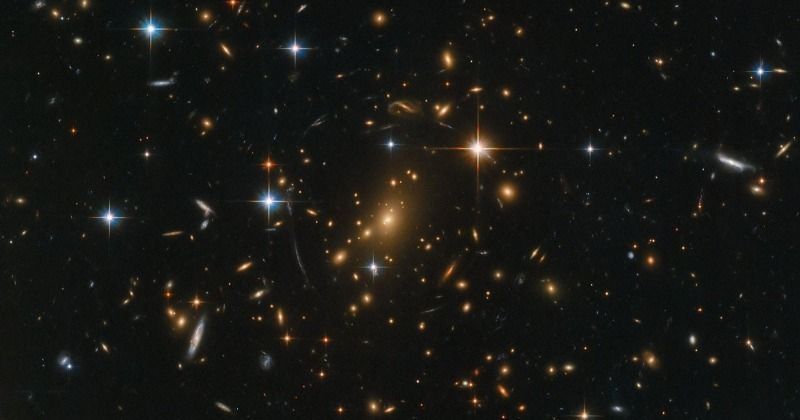 NASA のチャンドラ宇宙望遠鏡、ハッブル宇宙望遠鏡、スピッツァー宇宙望遠鏡からのデータを使用した銀河中心のソニフィケーションは、楽譜とスコアを備えた新しい作品に翻訳されました。作曲家と協力して、このサウンドスケープをミュージシャンが演奏することができます。