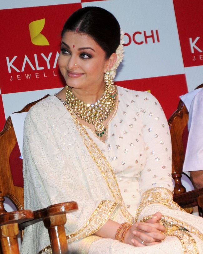 https://media.indiatimes.in/media/photogallery/2012/Aug/ash_00002_1345458148_650x650.jpg