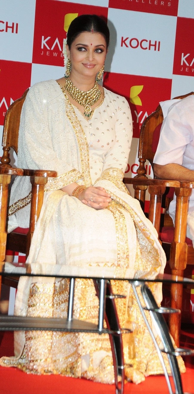 https://media.indiatimes.in/media/photogallery/2012/Aug/ash_00004_1345454336_650x650.jpg