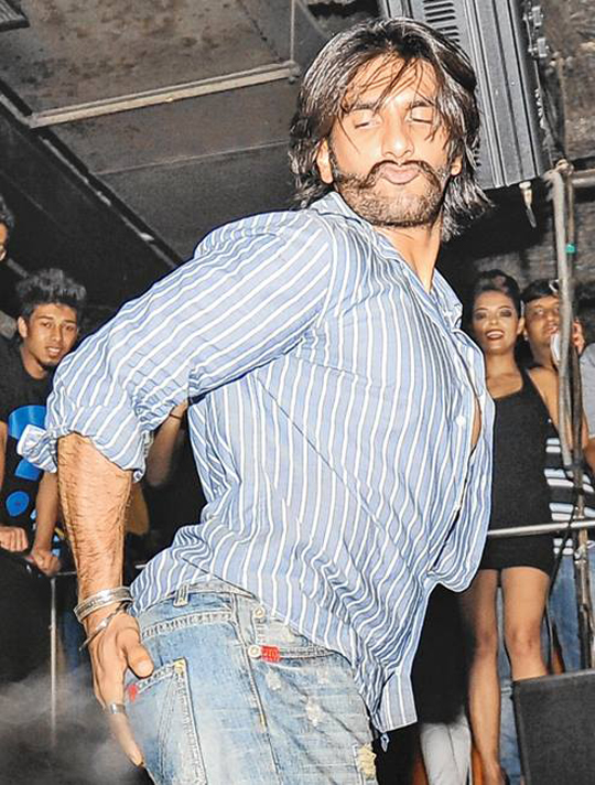 Photos: Ranveer Singh Shakes His Bum - Indiatimes.com