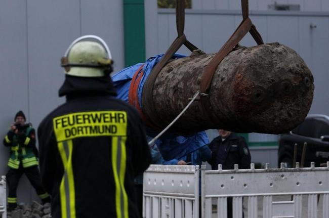 Unexploded 1,800-kg WWII Bomb Defused In Germany - Indiatimes.com