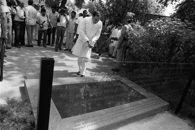 20 Rare Photos: Rajiv Gandhi's Life, Funeral & Last Rites - Indiatimes.com