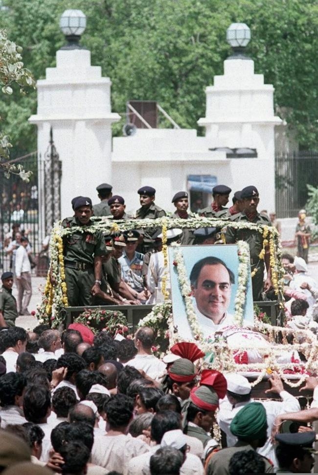 20 Rare Photos: Rajiv Gandhi's Life, Funeral & Last Rites - Indiatimes.com