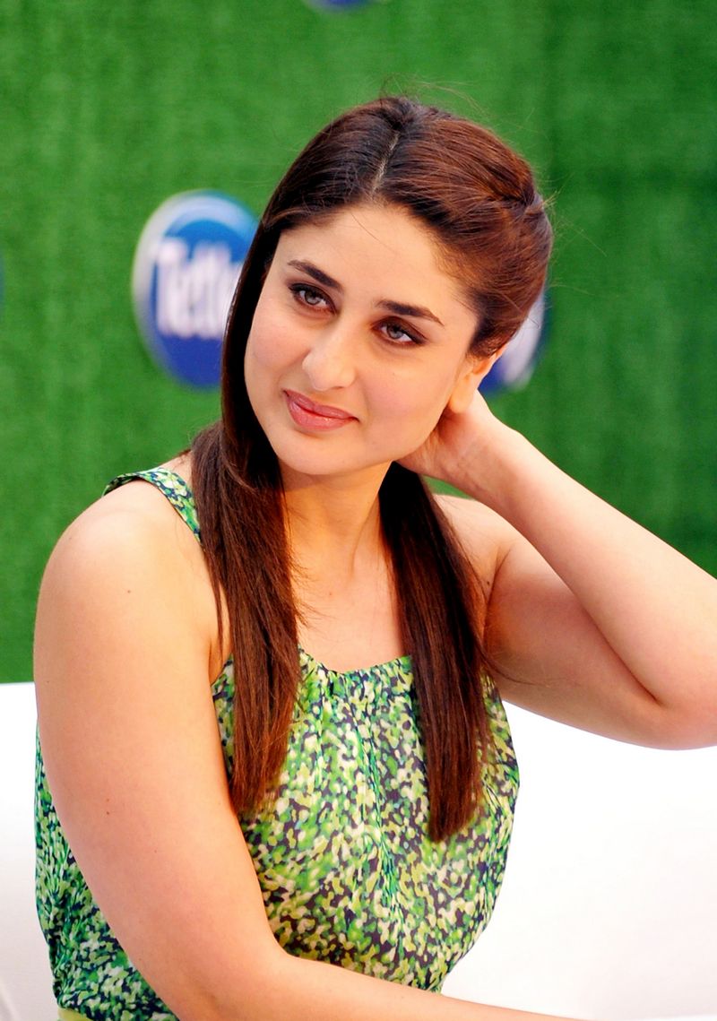  Kareena Kapoor Khan  Steps Out Looking Like A Goddess In 