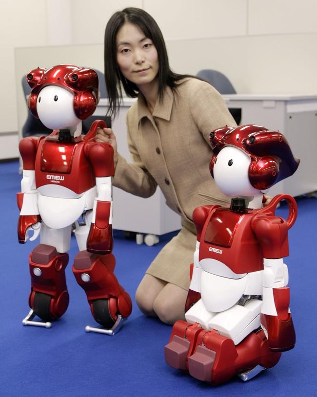 Hitachi's EMIEW 2 Robot - Indiatimes.com